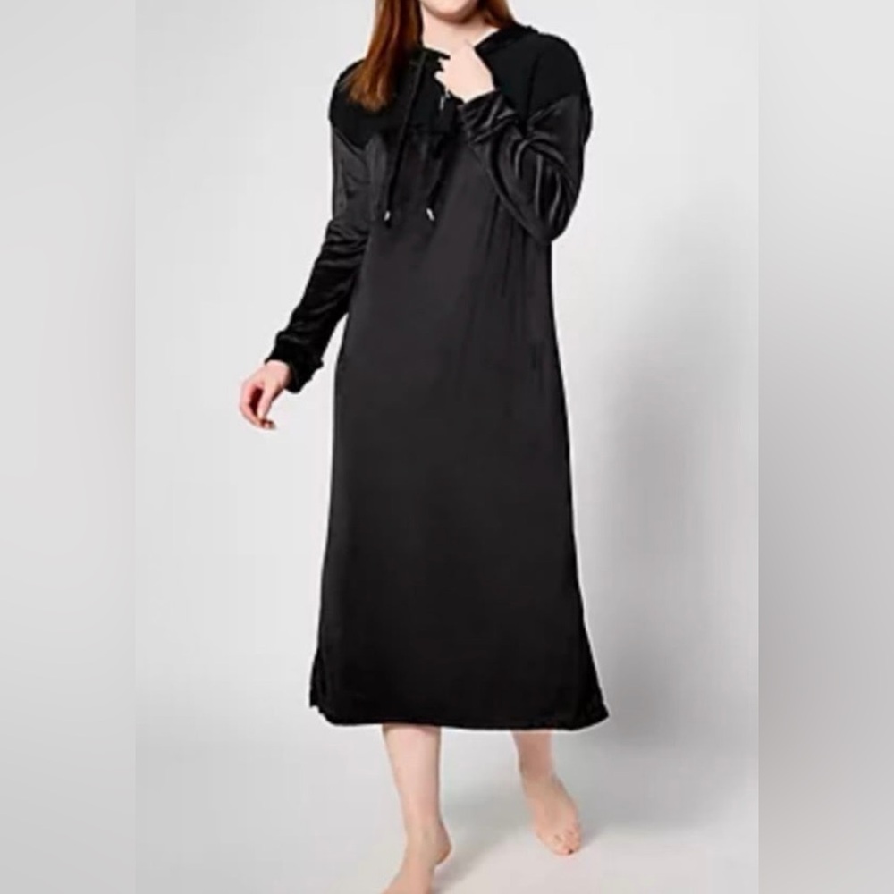 NWT Cuddl Duds black Hooded Robe